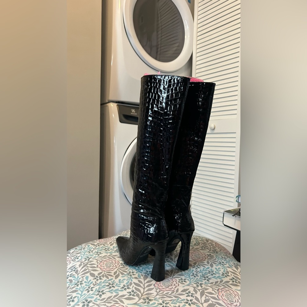 Black Crocodile Pattern Boots - Picture 2 of 6